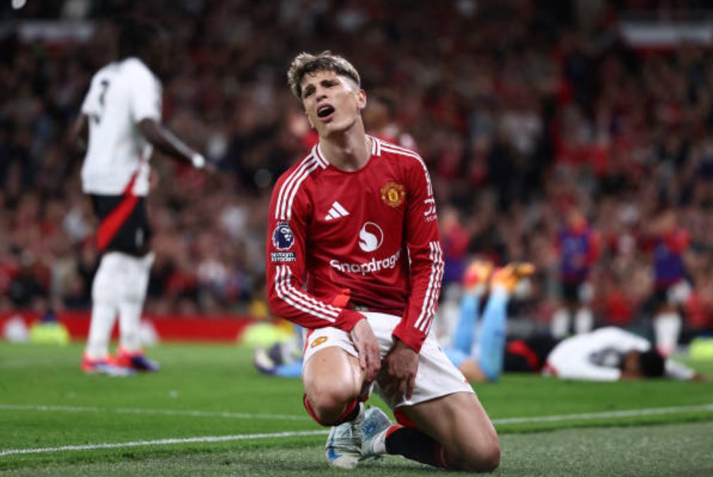Rạng sáng nay, Man United đã cống hiến cho khán giả tại sân Old Trafford 90 phút đầy cảm xúc. Dù chỉ tiếp đón đối thủ bị đánh giá thấp hơn Fulham nhưng đoàn quân Erik ten Hag đã trải qua những giây phút vô cùng khó khăn. Đội khách với những sự bổ sung chất lượng sau kỳ chuyển nhượng hè thể hiện 1 lối chơi giàu năng lượng, gây nhiều khó dễ cho Quỷ Đỏ.